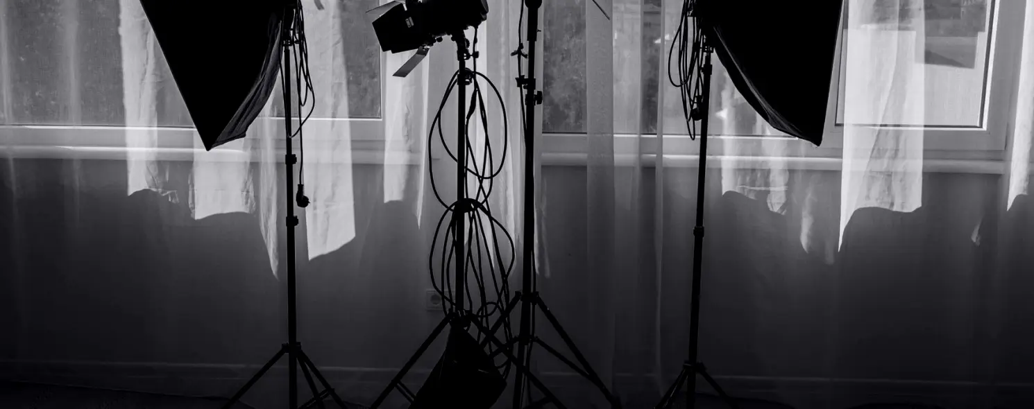 Et lille hold øver interviewet i studiet, mens en instruktør følger med.